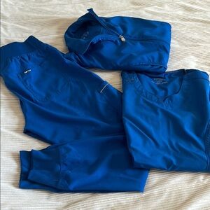 Womens complete scrub set. NWOT. Size small.